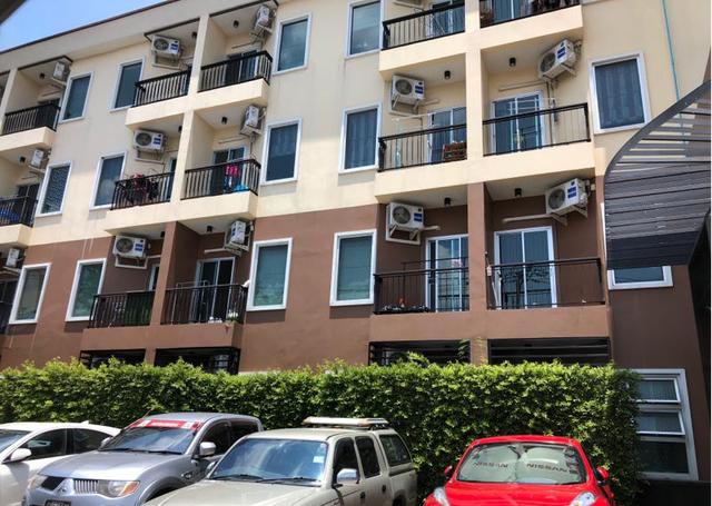 泰国曼谷街头偶遇 “海尔空调墙”