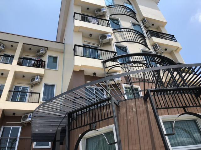 泰国曼谷街头偶遇 “海尔空调墙”